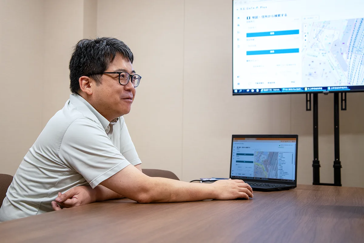 R.E.DATA（リデータ）の操作画面を確認する小沢様